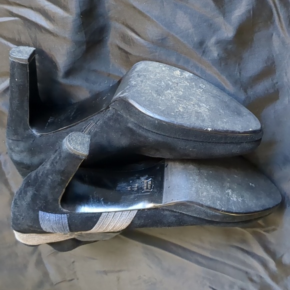 Black suede heeled ankle boots - Picture 3 of 3